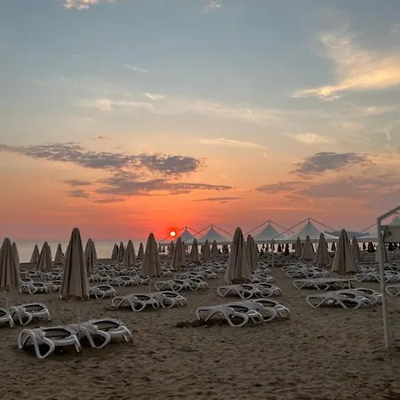 Red Rose Pensión Golem (Tirana)