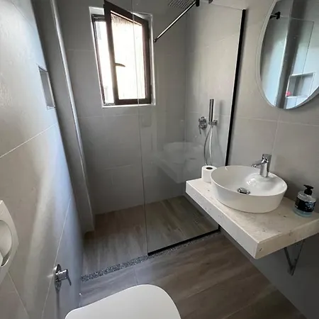 Red Rose Pensión Golem (Tirana)