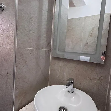 Red Rose 2* Golem (Tirana)