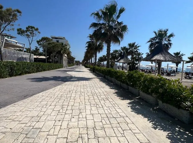 Red Rose Golem (Tirana)