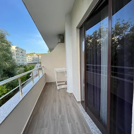 Red Rose Golem (Tirana)