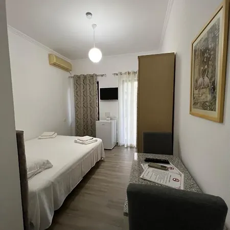 Red Rose 2* Golem (Tirana)