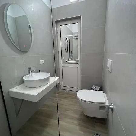 Red Rose 2* Golem (Tirana)