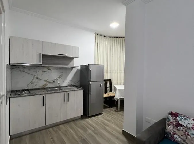 Red Rose Pensión Golem (Tirana)