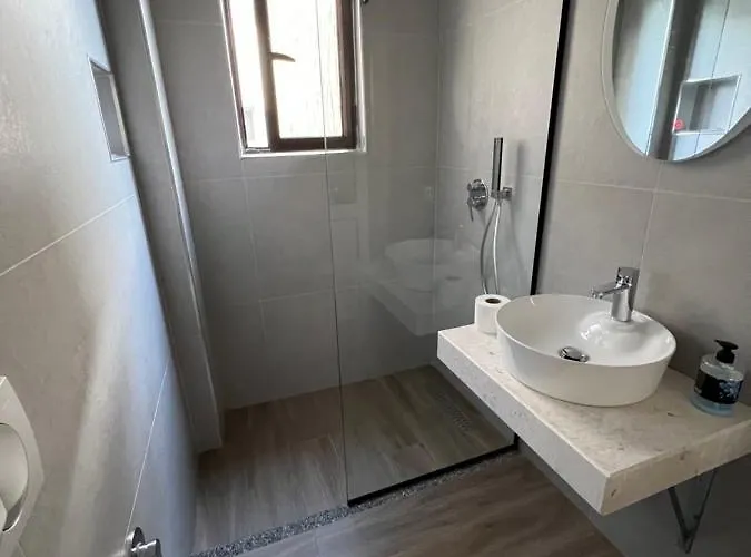 Red Rose Pensión Golem (Tirana)