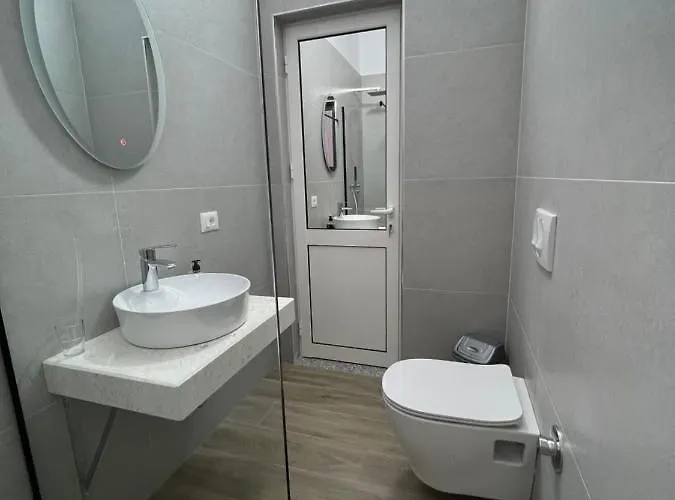 Red Rose 3* Golem (Tirana)