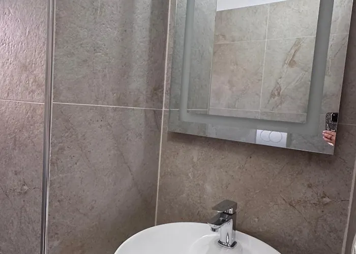 Red Rose 3* Golem (Tirana)